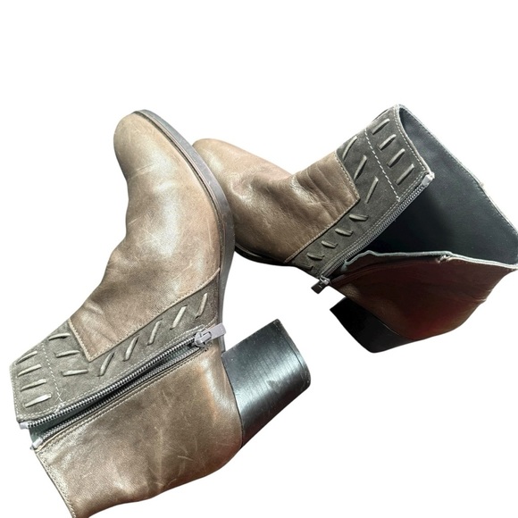 Lola Women's Chic Tan Ankle Boots - Picture 8 of 11